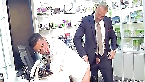 Sexy babe with a hot body and anal