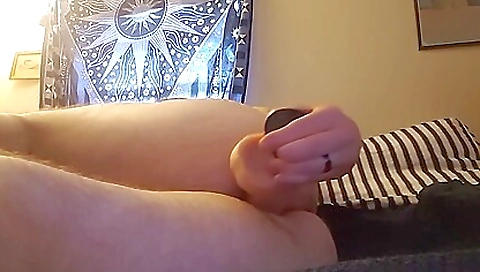 Shake and dildo up her pussy to sex