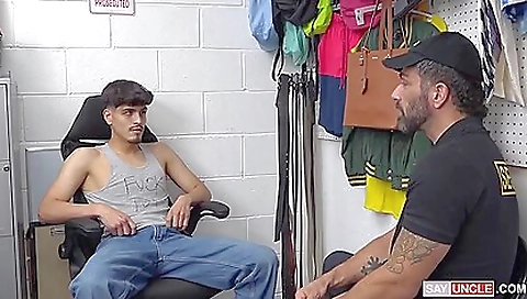 Sexy young chick with big ass gets