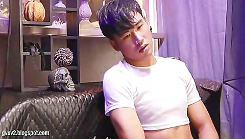 Mature woman implements lonely fucks her pussy